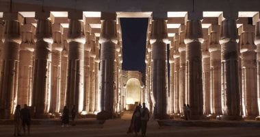 سحر تماثيل الملوك في الأقصر يجذب السياح ليلاً