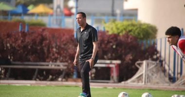 محاضرة فنية يقدمها أحمد عبد العزيز للاعبي سموحة قبل مواجهة زد