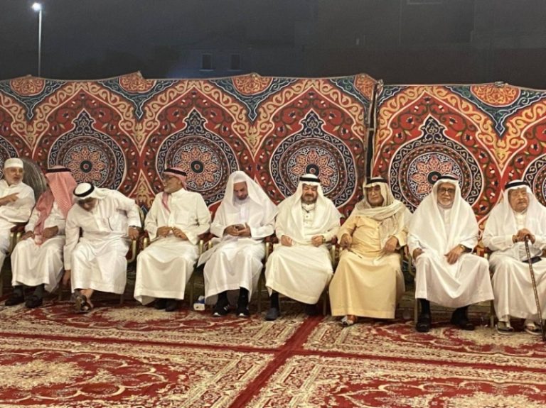 آل طيب يفتحون أبوابهم لاستقبال المعزين في وفاة فقيدتهم الغالية