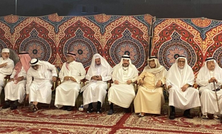 آل طيب يفتحون أبوابهم لاستقبال المعزين في وفاة فقيدتهم الغالية