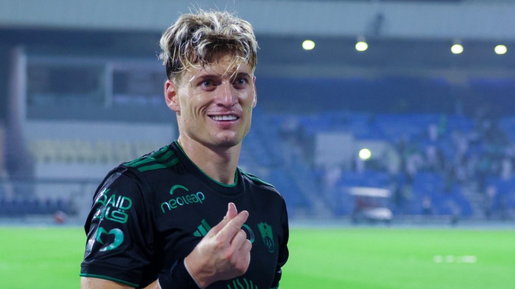 أليوسكي يغادر الأهلي رسميًا ويعود إلى أوروبا بعد فترة مع النادي