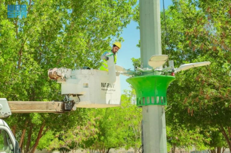 أمانة تبوك تكمل صيانة 365 فانوس إنارة واستبدال 12 لوحة تحكم في ستة أشهر