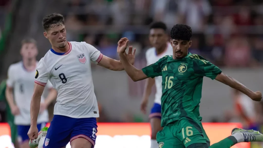 أمريكا تفاجئ الدفاعات السعودية بتسجيل الهدف الأول في المباراة