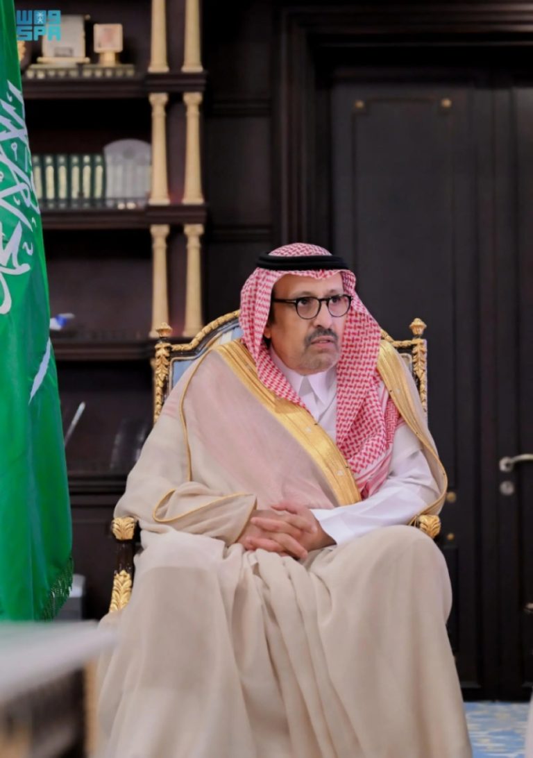 أمير الباحة يشارك في الاطلاع على تقرير جمعية طرق خلال موسم الحج لهذا العام