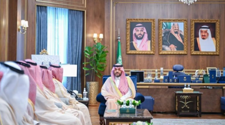 أمير الحدود الشمالية يراقب سير تنفيذ خطة تفويج الحجاج الإيرانيين بمنفذ جديدة عرعر