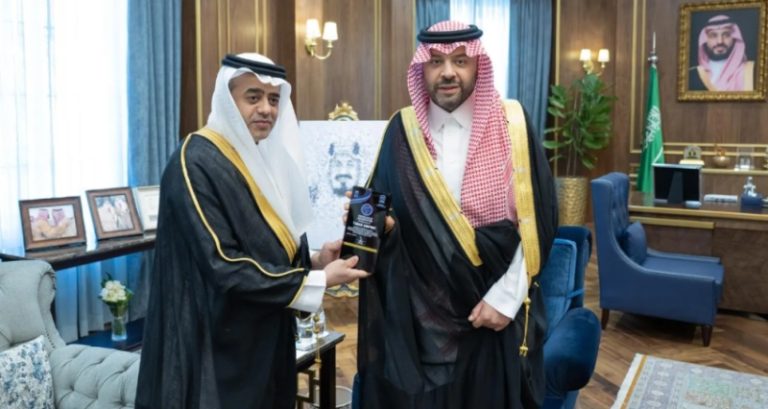 أمير الحدود الشمالية يستلم التقرير السنوي لإنجازات مطارات المنطقة لعام 2024