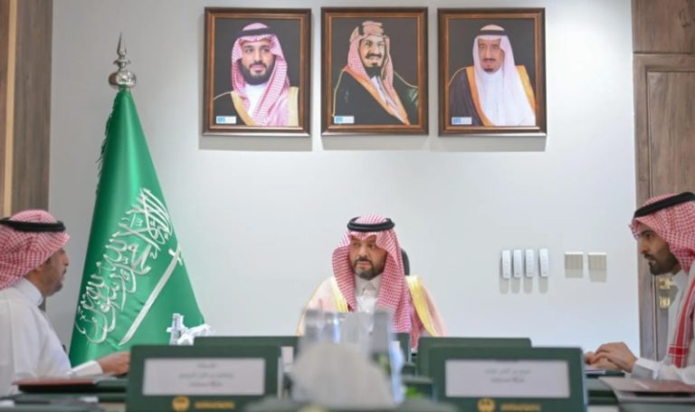 أمير الحدود الشمالية يقود اجتماعًا لمراجعة استعدادات مهرجان السمن لعام 2025