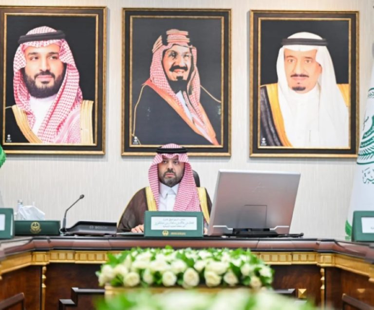 أمير الحدود الشمالية يقود الاجتماع الثالث عشر للجنة التنفيذية المعنية بالإسكان التنموي