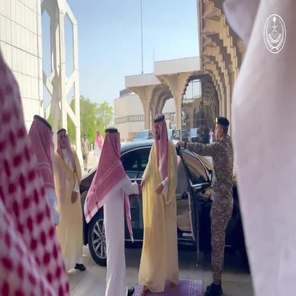 أمير الشرقية يستقبل موظفي الإمارة بمناسبة عيد الأضحى المبارك ويقدم التهاني لهم
