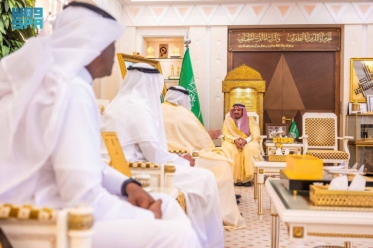 أمير القصيم يراجع تقرير مبادرة “أرض القصيم خضراء” ويثني على زراعة 7.5 مليون شجرة