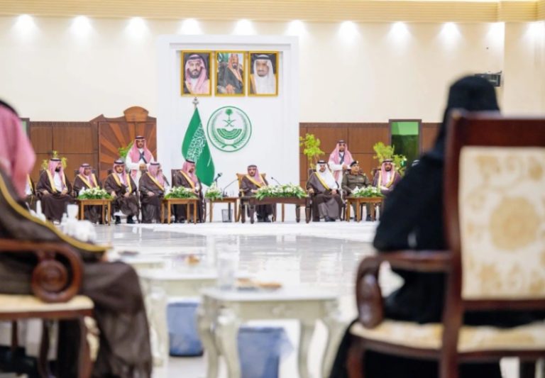 أمير القصيم يقوم بزيارة محافظة عنيزة ويشدد على أهمية خدمة المواطنين بشكل أساسي