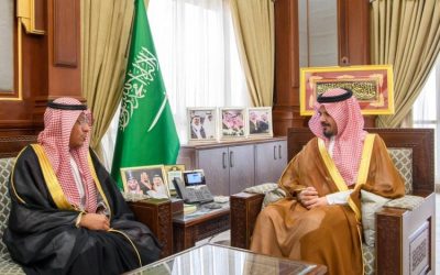أمير المدينة يستعرض التقرير الخاص بالالتزام البيئي ويطلع على تفاصيله المهمة