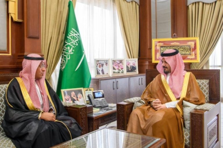 أمير المدينة يستعرض التقرير الخاص بالالتزام البيئي ويطلع على تفاصيله المهمة