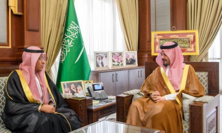 أمير المدينة يستعرض التقرير الخاص بالالتزام البيئي ويطلع على تفاصيله المهمة