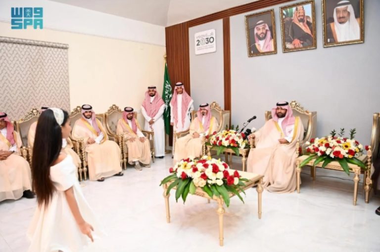 أمير جازان ونائبه يجتمعان مع كبار المشايخ وأهالي جزيرة فرسان لمناقشة القضايا المحلية