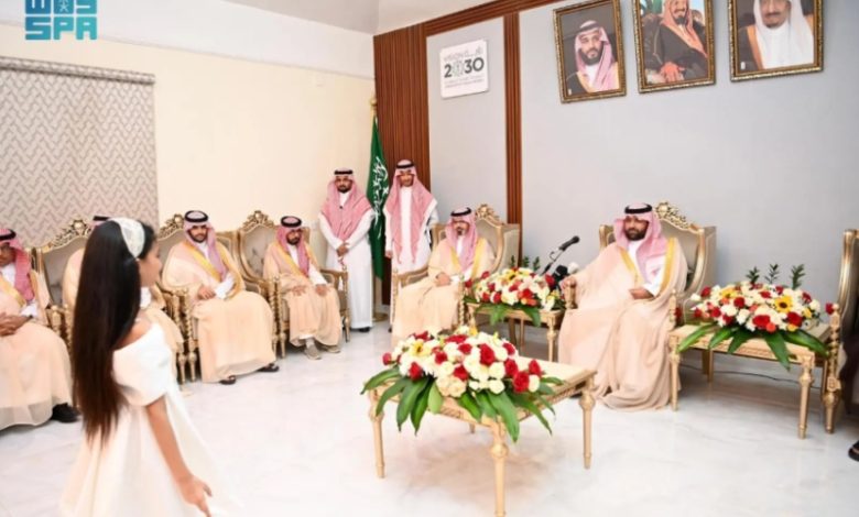 أمير جازان ونائبه يجتمعان مع كبار المشايخ وأهالي جزيرة فرسان لمناقشة القضايا المحلية