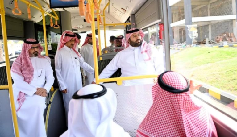 أمير جازان يقوم بجولة ميدانية لتفقد مشروعات وأعمال أمانة المنطقة في الوقت الحالي