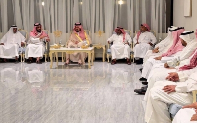 أمير منطقة المدينة المنورة يقدم تعازيه للهجاري وعائلته في وفاة والدتهم