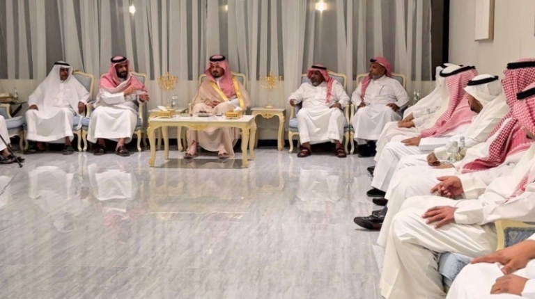 أمير منطقة المدينة المنورة يقدم تعازيه للهجاري وعائلته في وفاة والدتهم