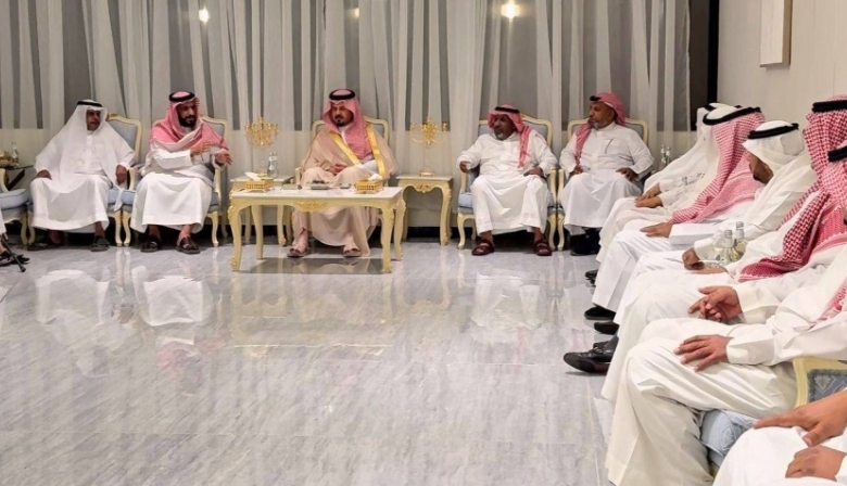 أمير منطقة المدينة المنورة يقدم تعازيه للهجاري وعائلته في وفاة والدتهم