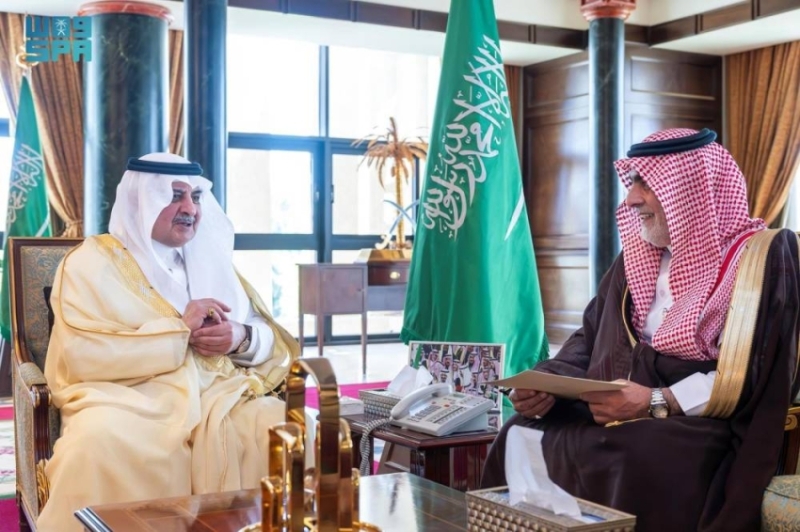 أمير منطقة تبوك يستقبل مدير التعليم ويتابع سير الاختبارات الدراسية في المنطقة