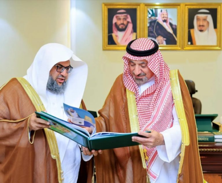 أمير نجران يستعرض التقرير السنوي لجمعية دعم الأيتام في المنطقة لعام كامل