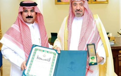 أمير نجران يمنح رئيس مركز منادي وسام الملك عبدالعزيز تقديراً لتبرعه بكليته لوالدته
