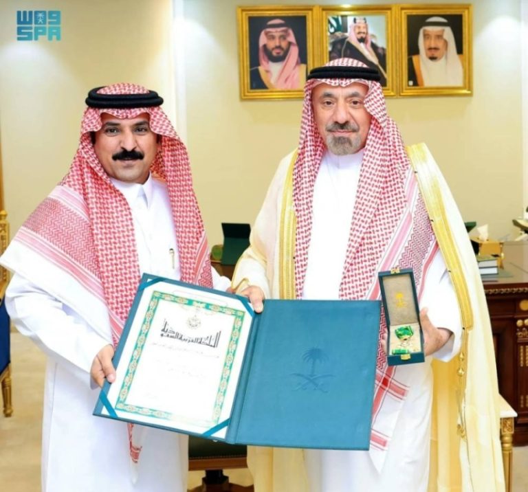 أمير نجران يمنح رئيس مركز منادي وسام الملك عبدالعزيز تقديراً لتبرعه بكليته لوالدته