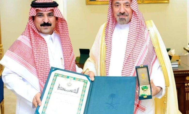 أمير نجران يمنح رئيس مركز منادي وسام الملك عبدالعزيز تقديراً لتبرعه بكليته لوالدته