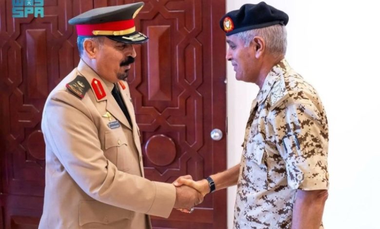 أمين التحالف الإسلامي يناقش مع رئيس هيئة الأركان البحريني تعزيز التعاون لمكافحة الإرهاب