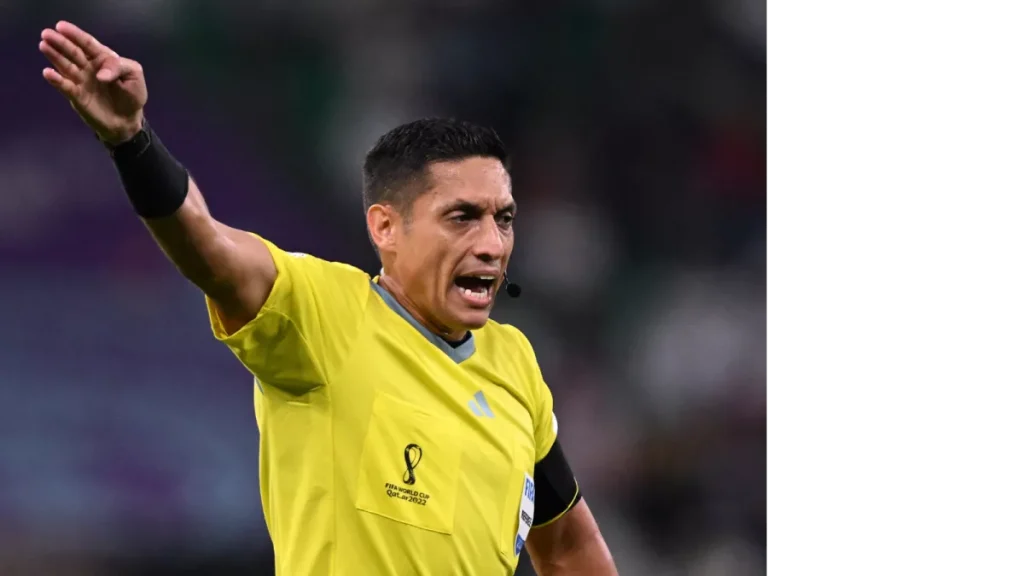 إنذار كبير لنجوم الزعيم: من هو الحكم الذي سيدير مباراة الهلال ضد مانشستر سيتي؟