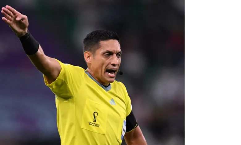 إنذار كبير لنجوم الزعيم: من هو الحكم الذي سيدير مباراة الهلال ضد مانشستر سيتي؟