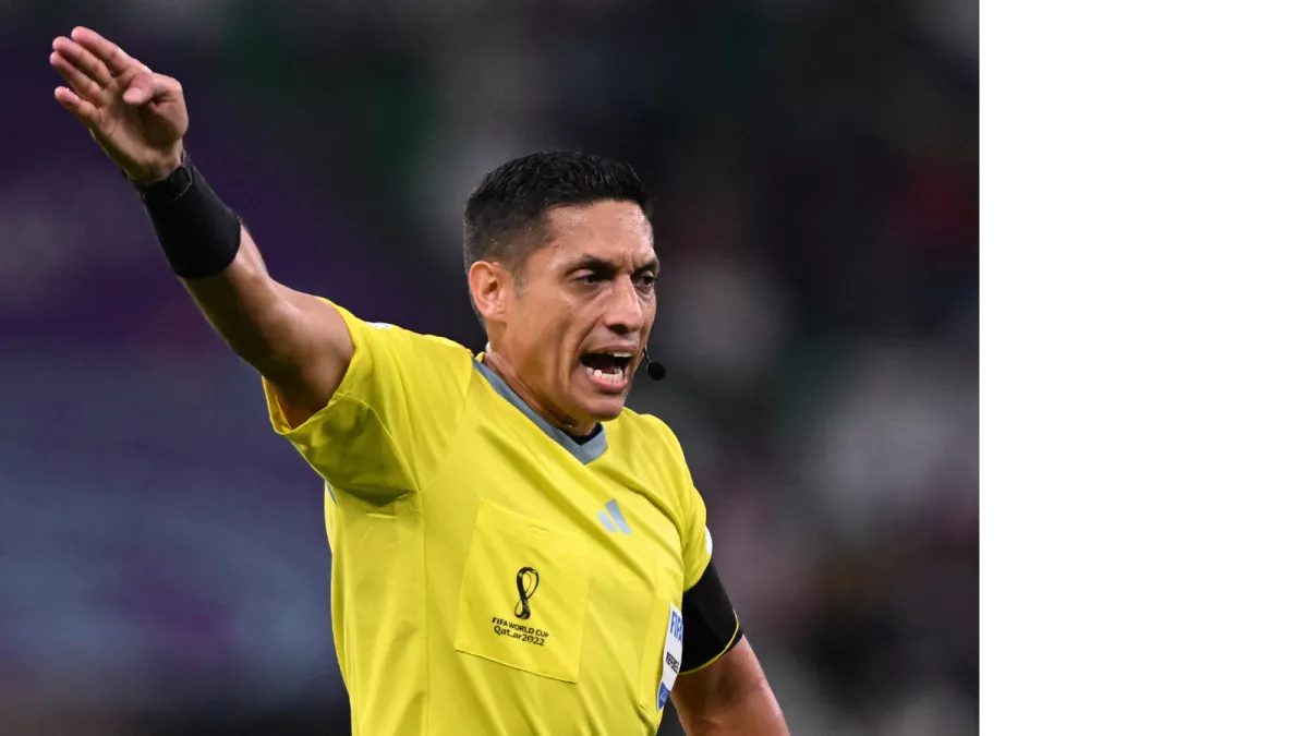 إنذار كبير لنجوم الزعيم: من هو الحكم الذي سيدير مباراة الهلال ضد مانشستر سيتي؟