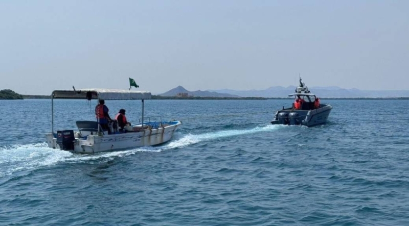 إنقاذ مواطنين علقوا في عرض البحر بعد تعطل واسطتهم البحرية في القحمة