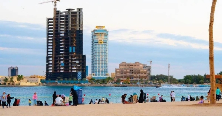 ازدحام ملحوظ في كورنيش المستقبل بمدينة جدة خلال الفترة الحالية