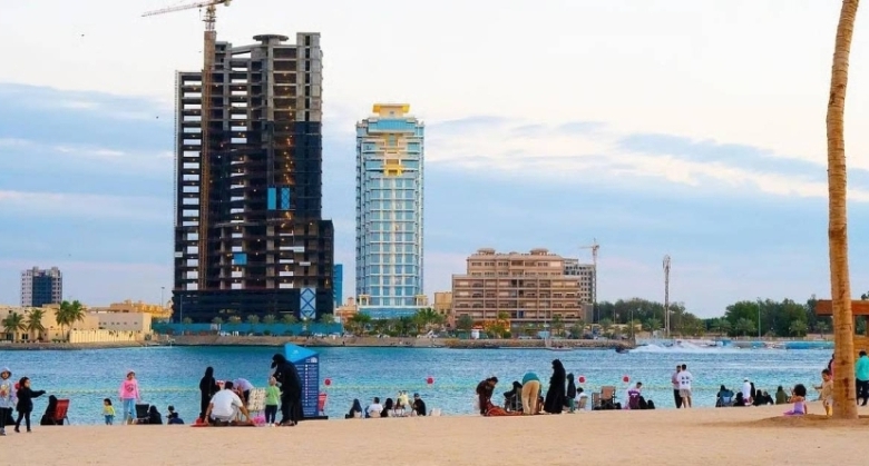 ازدحام ملحوظ في كورنيش المستقبل بمدينة جدة خلال الفترة الحالية