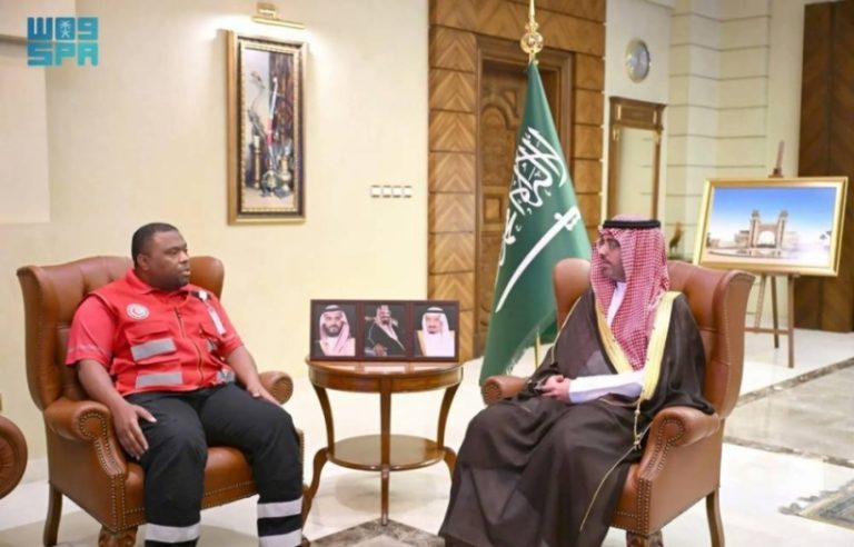 استقبال مدير فرع هيئة الهلال الأحمر بمكة المكرمة من قبل محافظ جدة في لقاء رسمي