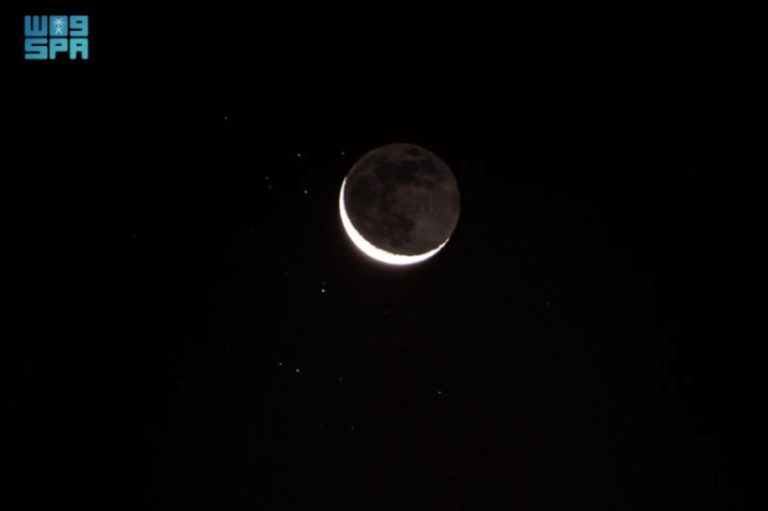 اقتران هلال ذو الحجة مع عنقود الثريا في سماء الحدود الشمالية ظاهرة فلكية تراثية نادرة