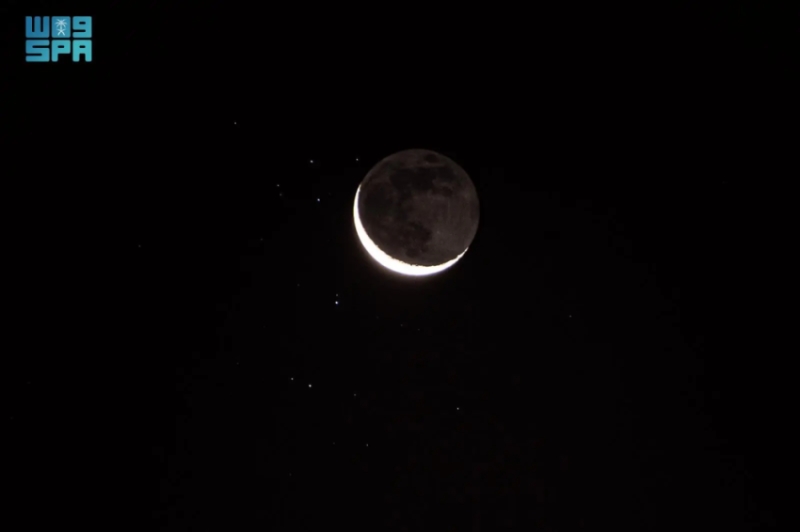 اقتران هلال ذو الحجة مع عنقود الثريا في سماء الحدود الشمالية ظاهرة فلكية تراثية نادرة