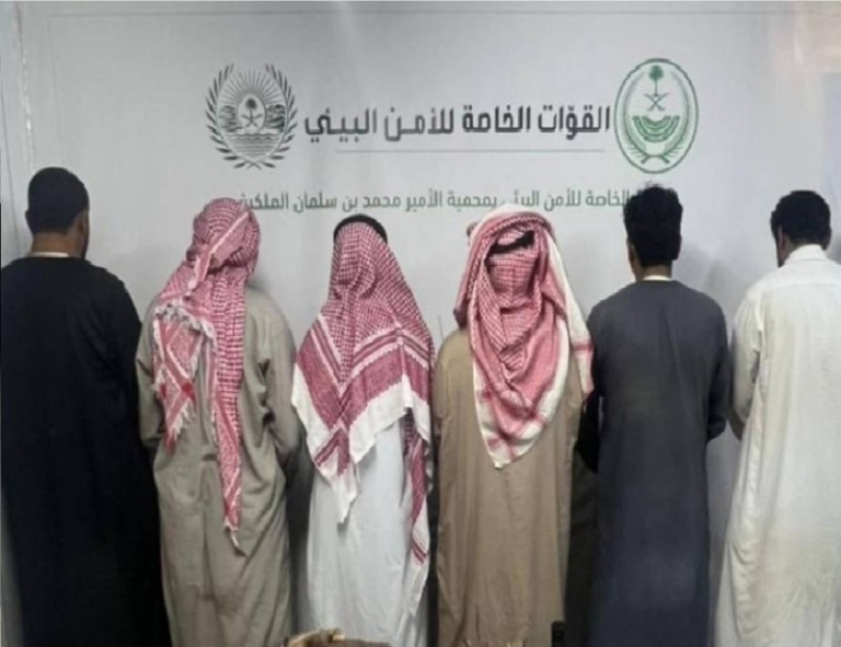 الإطاحة بستة مخالفين لنظام البيئة بعد صيدهم وعلًا بريًا في محمية الأمير محمد بن سلمان