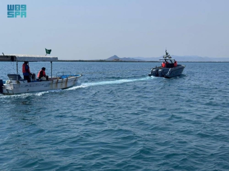 «الحدود» تنقذ شخصين عالقين في عرض البحر خلال أزمة طارئة