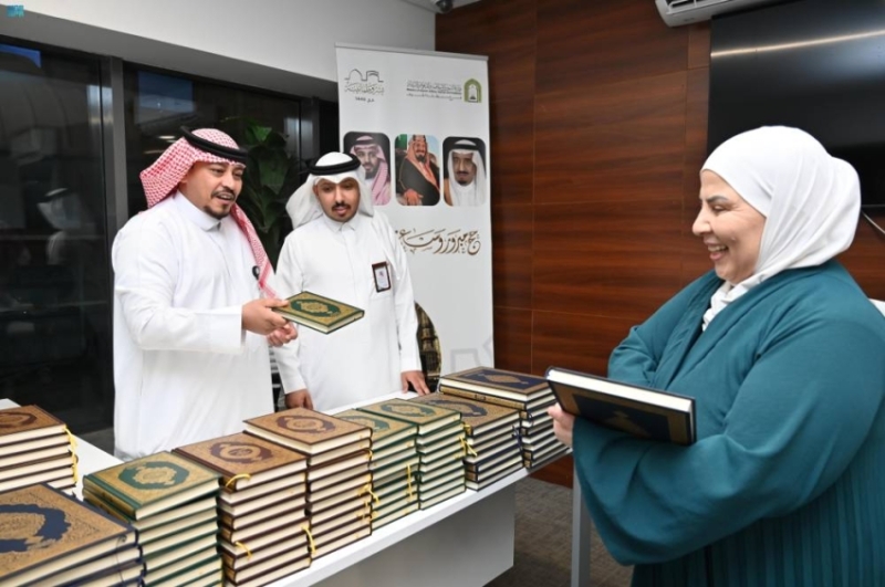 الشؤون الإسلامية تتابع توزيع هدايا خادم الحرمين الشريفين من خلال منفذ الحديثة
