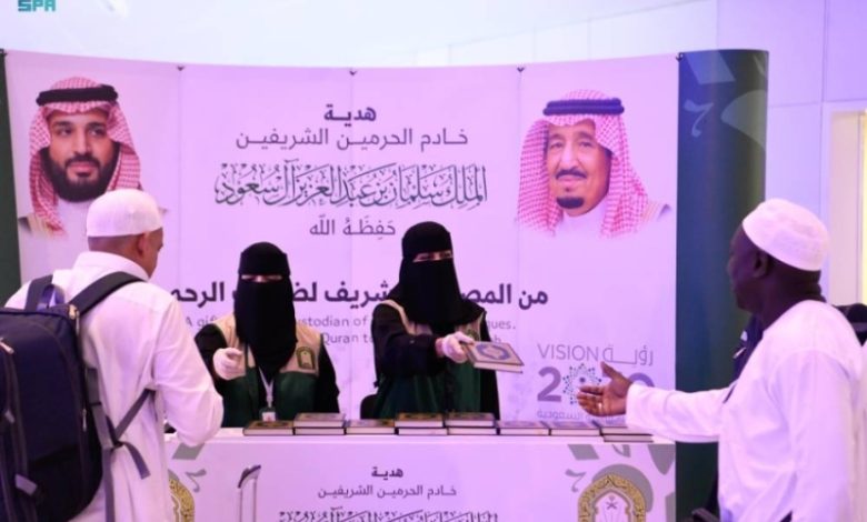 الشؤون الإسلامية تستمر في توزيع هدايا خادم الحرمين الشريفين من خلال مطار جدة