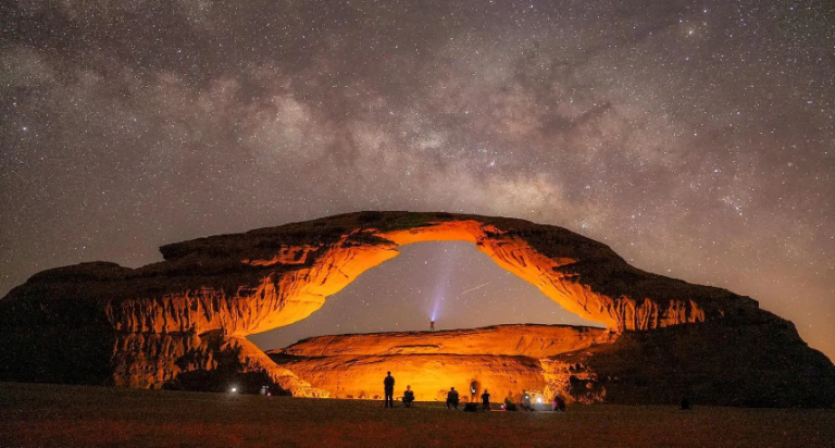 العلا سماء تروي جمالها بعدسات المصورين وشغف محبي الفلك والنجوم