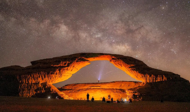 العلا سماء تروي جمالها بعدسات المصورين وشغف محبي الفلك والنجوم