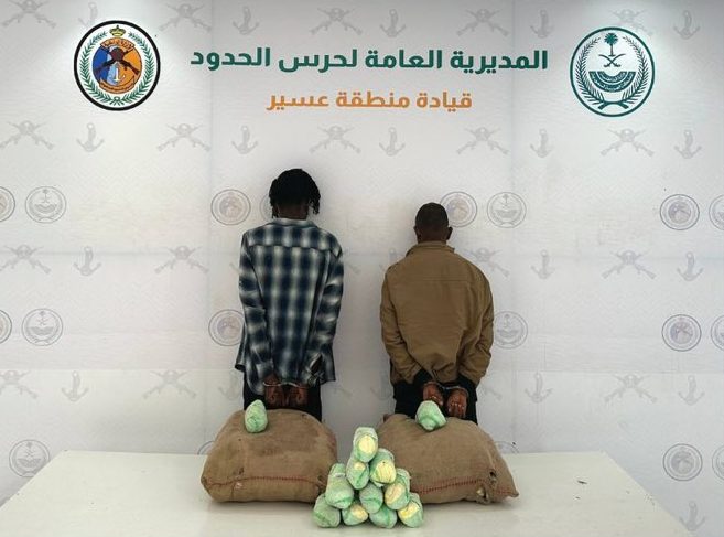 القبض على مهربين بحوزتهما اربعون كيلو قات في عسير بعد متابعة الامن