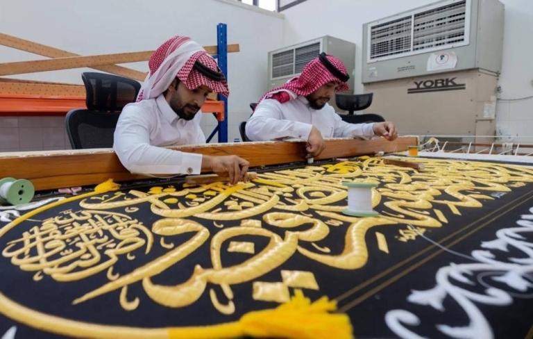 الكعبة المشرفة تستقبل كسوتها الجديدة لعام 1447 هـ بتصميم مميز ومبهج.