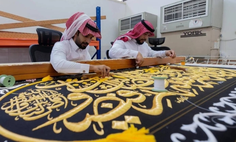 الكعبة المشرفة تستقبل كسوتها الجديدة لعام 1447 هـ بتصميم مميز ومبهج.