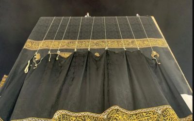 الكعبة المشرّفة تتزين بكسوة جديدة تزن 1415 كيلوجرامًا لعام 1447هـ