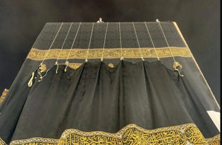 الكعبة المشرّفة تتزين بكسوة جديدة تزن 1415 كيلوجرامًا لعام 1447هـ
